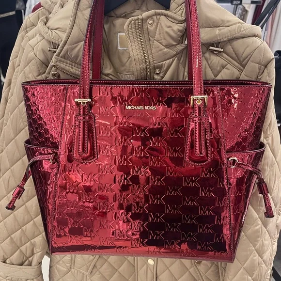MICHAEL KORS Voyager Lg Metallic Logo Debossed EW Shoulder Tote Bag
Cherry
NWT - Picture 15 of 16